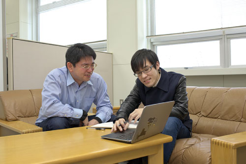 デザイン×メカトロニクスで、社会的課題への最適解を導き出す。の研究中の様子