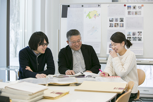 建築学を学たらしめる「史観」で、主題に迫る。の研究中の様子