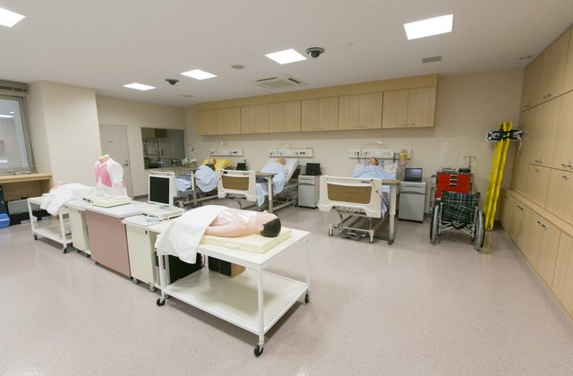 病室で使われるようなベッドから精巧な人体モデルまで配備されたシミュレーションラボの写真
