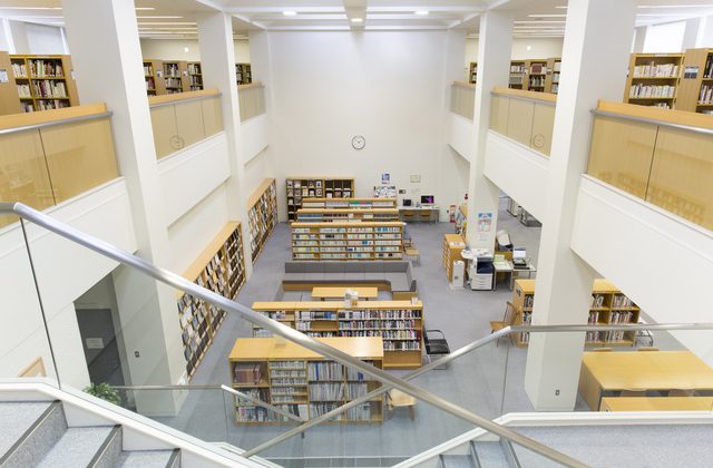 多くの蔵書を理路整然にまとめられている清潔感のある図書館の光景