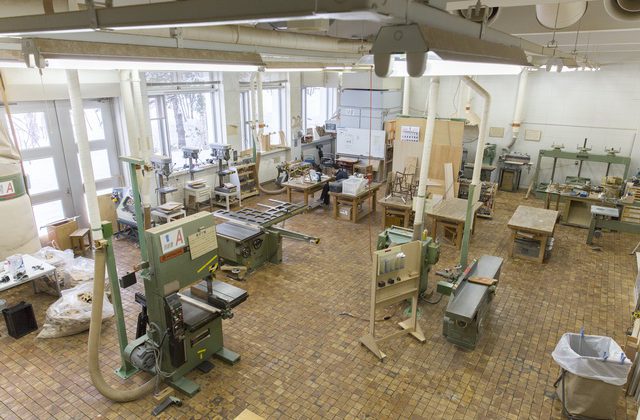 多種な木工加工機械が配置されている木工室の写真
