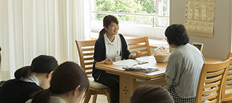 在宅看護学を学ぶ学生の様子