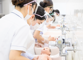 母性看護学を学ぶ生徒のようす