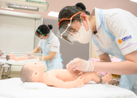 母性看護学を学ぶ生徒たちのようす