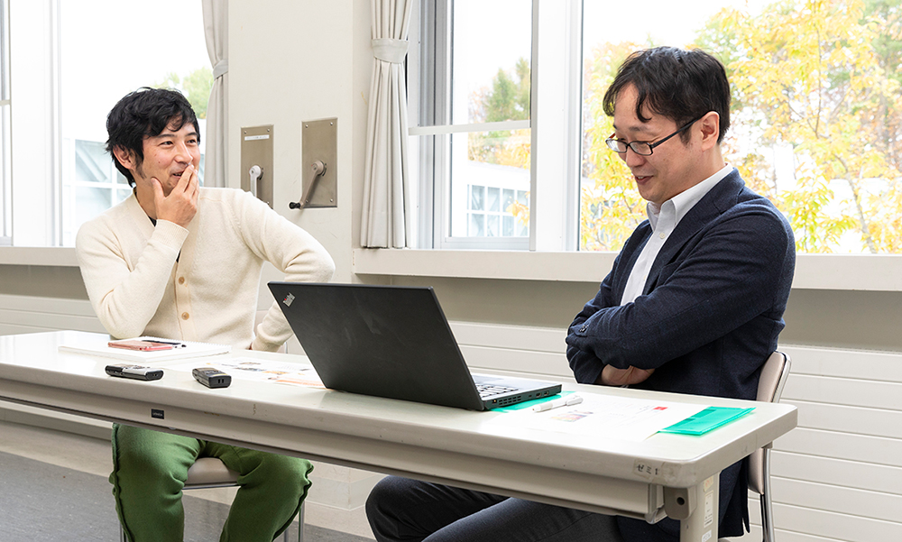小林先生と須之内先生が話している様子