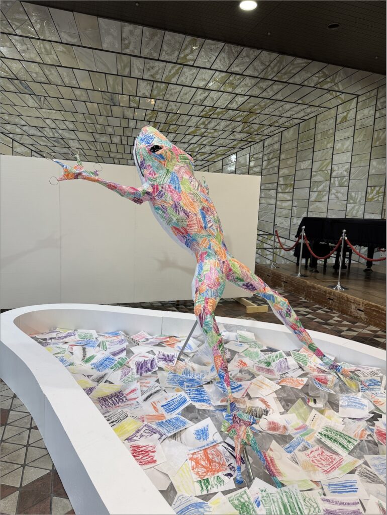 廃タイヤ SDGs アートワークショップ「さっぽろダンロップアトリエ」で制作した「タイヤカエル」の作品を札幌市役所１階ロビーに展示 – 研究 –  札幌市立大学 SAPPORO CITY UNIVERSITY