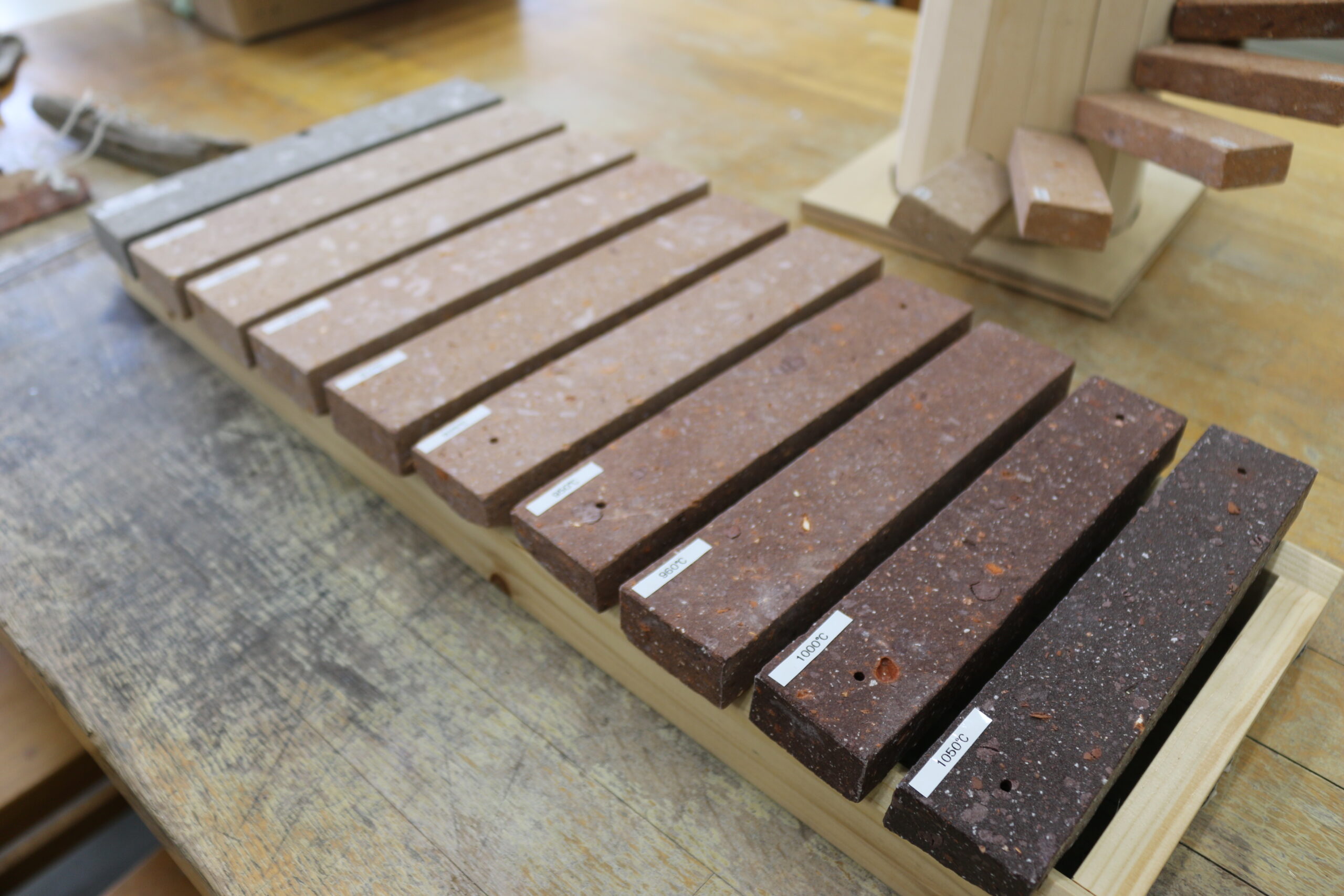 デザイン学部学生が「札幌軟石」を使用した楽器や玩具を制作し、北海道